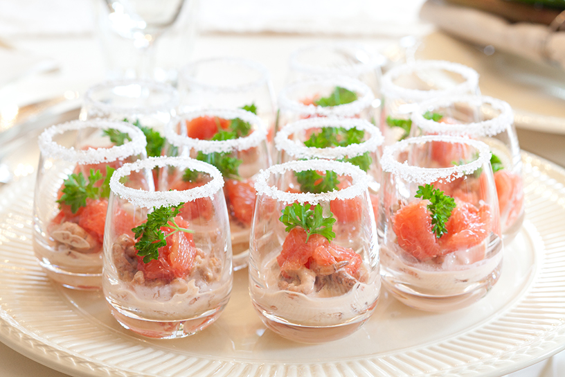 Leuke amusehapjes in glaasjes met een randje suiker om het glas